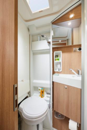 Malibu Van First Class - Two Rooms 640 LE RB Charming GT Skyview